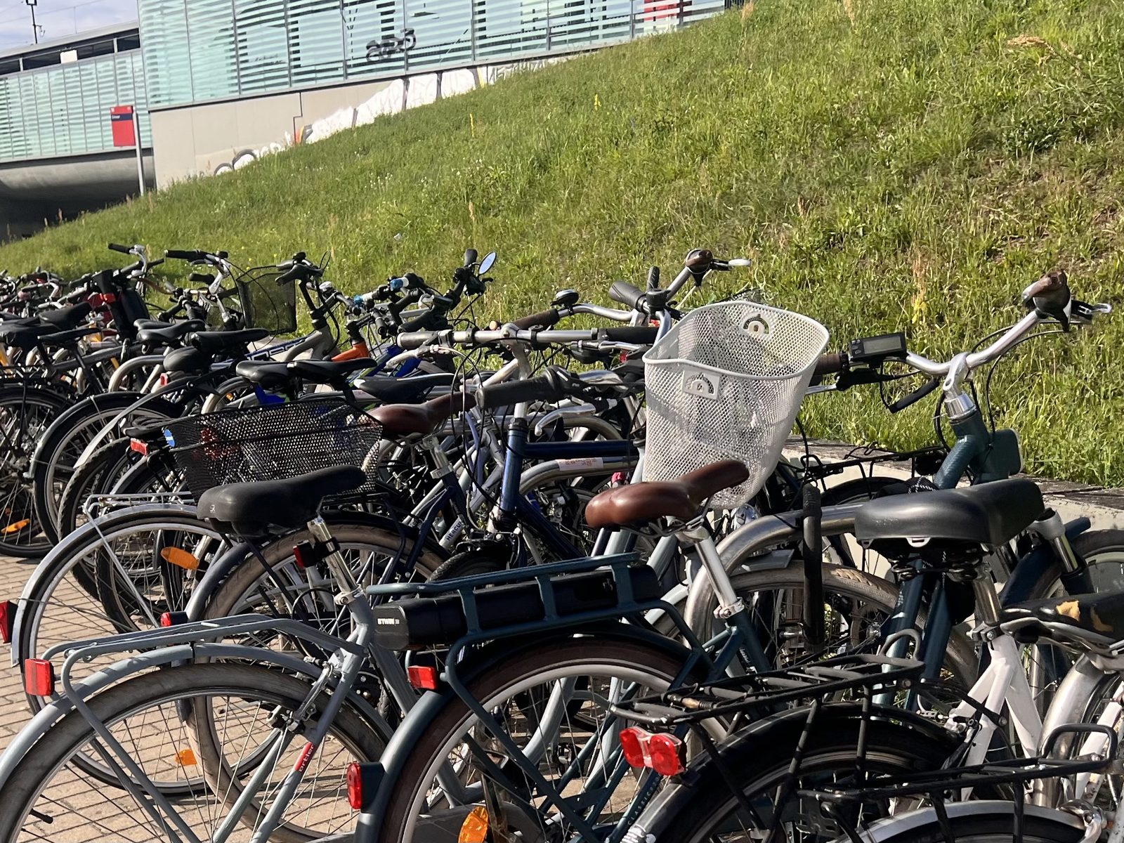 Vor dem Bahnhof Erkner das herkömmliche Fahrradchaos