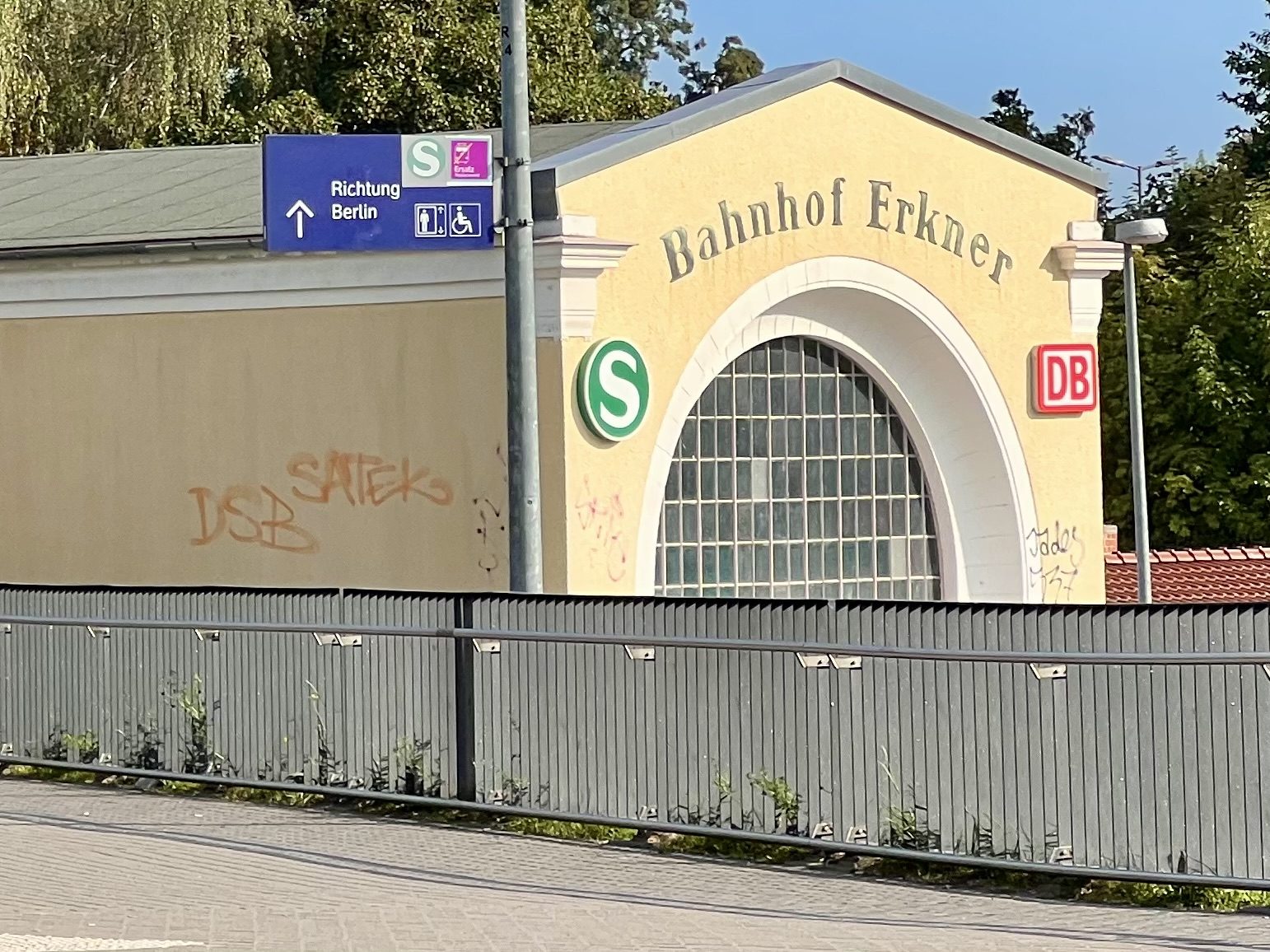 Frau stirbt bei Messerangriff
