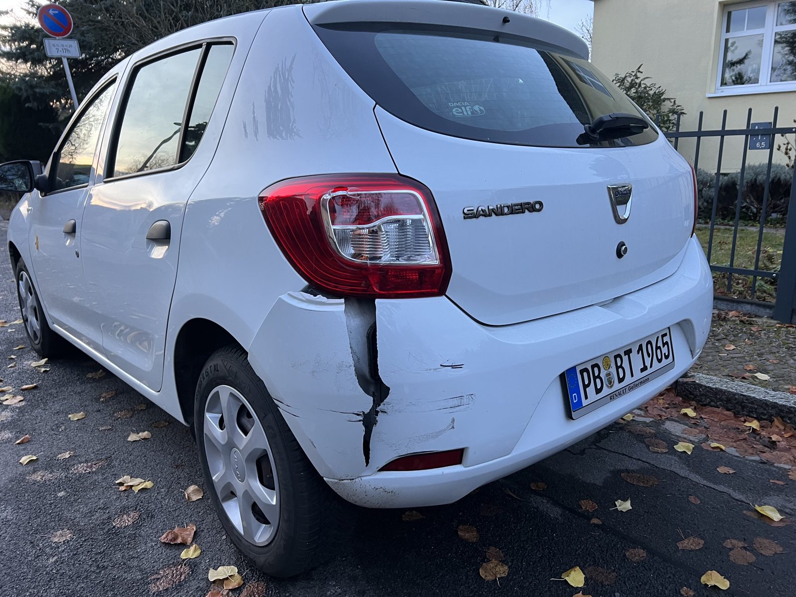 Gegen Baum geprallt