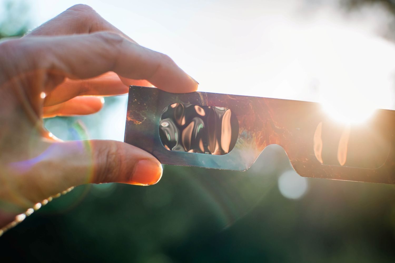 Sonnenfinsternis-Brille ausverkauft? Dann bastel diese DIY-Lochkamera aus Upcycling-Material